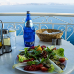 Prendre un cours de cuisine grecque à Santorin