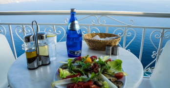 Prendre un cours de cuisine grecque à Santorin