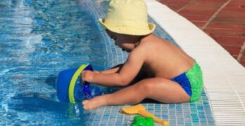 Comment choisir le bon maillot de bain pour son bébé nageur ?