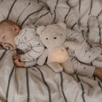 Comment les bruits blancs aident à apaiser le sommeil des bébés