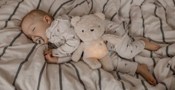 Comment les bruits blancs aident à apaiser le sommeil des bébés