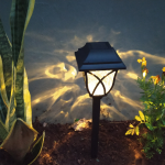 Lampe solaire extérieure : comment créer une ambiance guinguette dans son jardin ?
