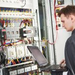 Quel rôle jouent les transformateurs dans les réseaux électriques modernes ?