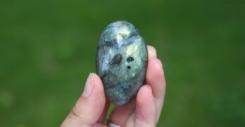 Bracelet labradorite : un bijou élégant et mystique pour sublimer votre poignet