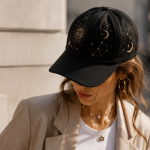 Les casquettes tendance pour femme : l’accessoire astro tendance pour chaque signe du zodiaque