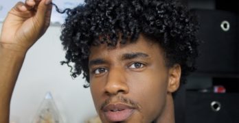 Conseils de style pour les hommes aux cheveux bouclés