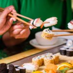 Savez-vous pourquoi les Orientaux mangent avec des baguettes ?