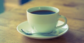 Pourquoi la caféine stimule-t-elle l’envie de faire caca ? Oh !