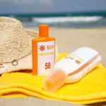 Bronzer en toute sécurité sans polluer la mer : comment choisir la bonne crème solaire selon son phototype