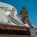 Déneigement de toiture : L’importance de protéger votre maison contre les dangers de l’hiver !