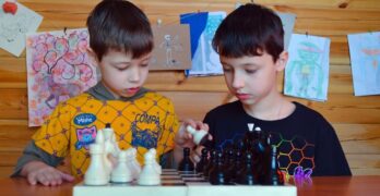 Pourquoi les enfants devraient jouer aux échecs ?