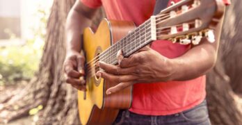 Apprendre et progresser à la guitare de manière simple, efficace et sans théorie