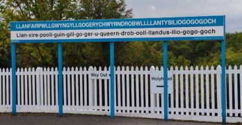 Llanfairpwllgwyngyllgogerychwyrndrobwllllantysiliogogogoch, ville au nom le plus long d’Europe