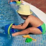 Comment choisir le bon maillot de bain pour son bébé nageur ?